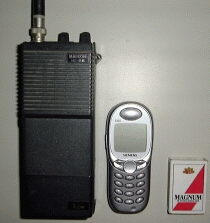 Icom IC-2E portátil de mano VHF, a la izquierda en una comparación de tamaño